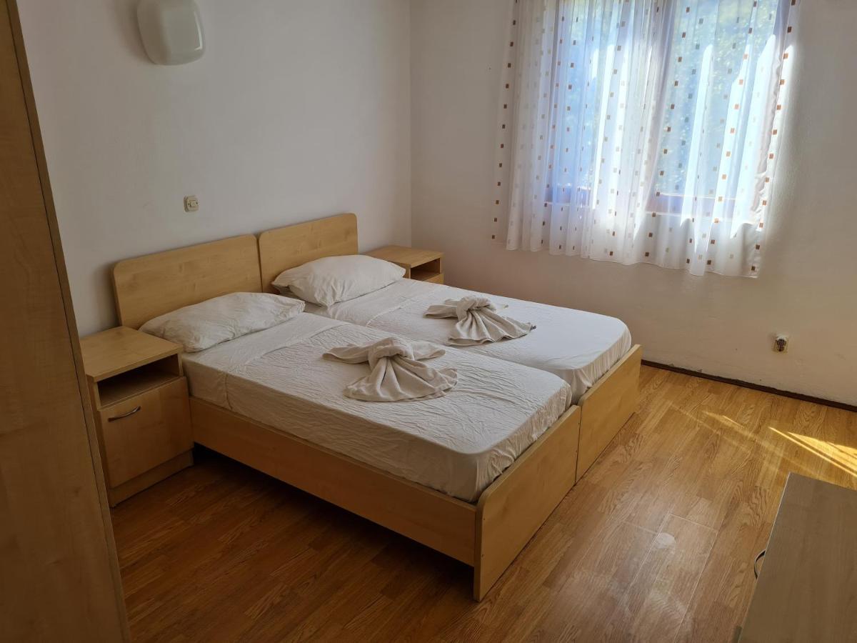 Resort Village T.N. Milna Vis Buitenkant foto