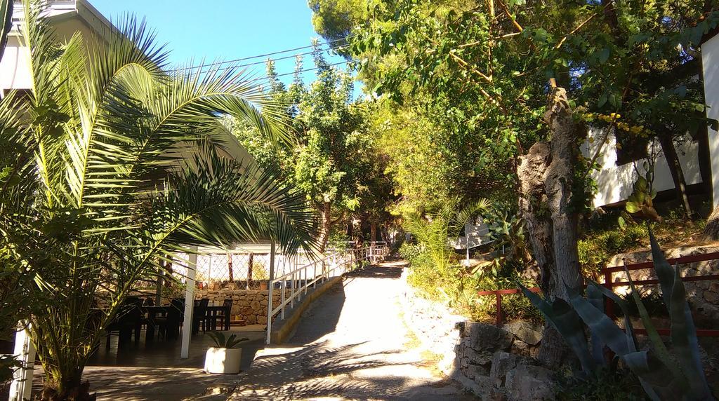 Resort Village T.N. Milna Vis Buitenkant foto
