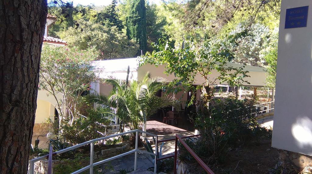 Resort Village T.N. Milna Vis Buitenkant foto