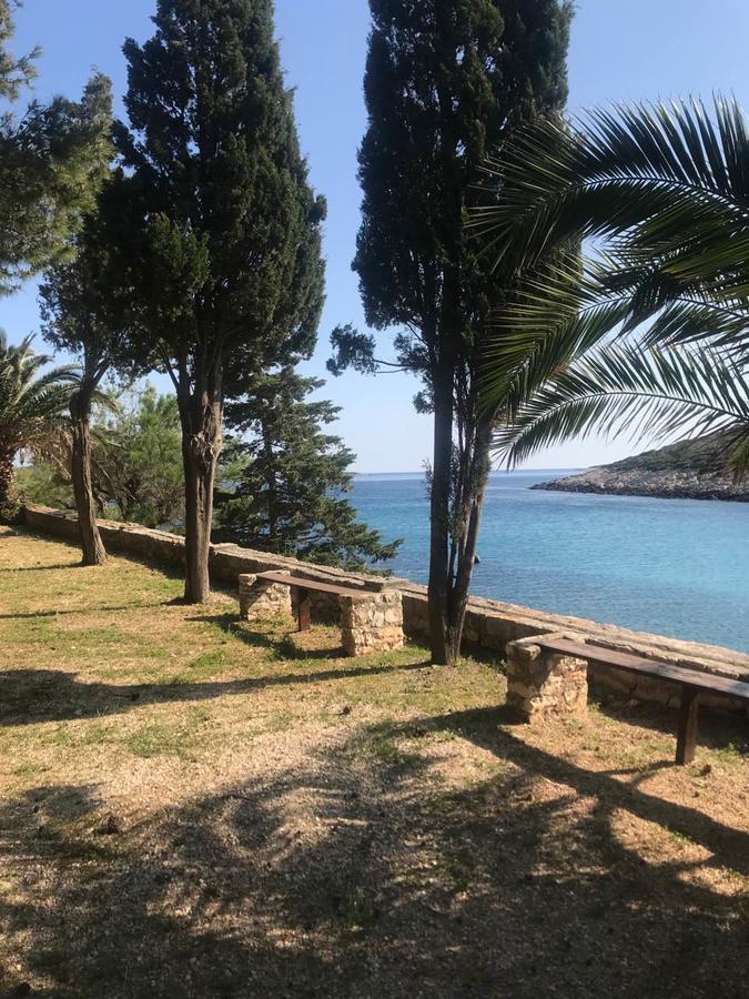 Resort Village T.N. Milna Vis Buitenkant foto