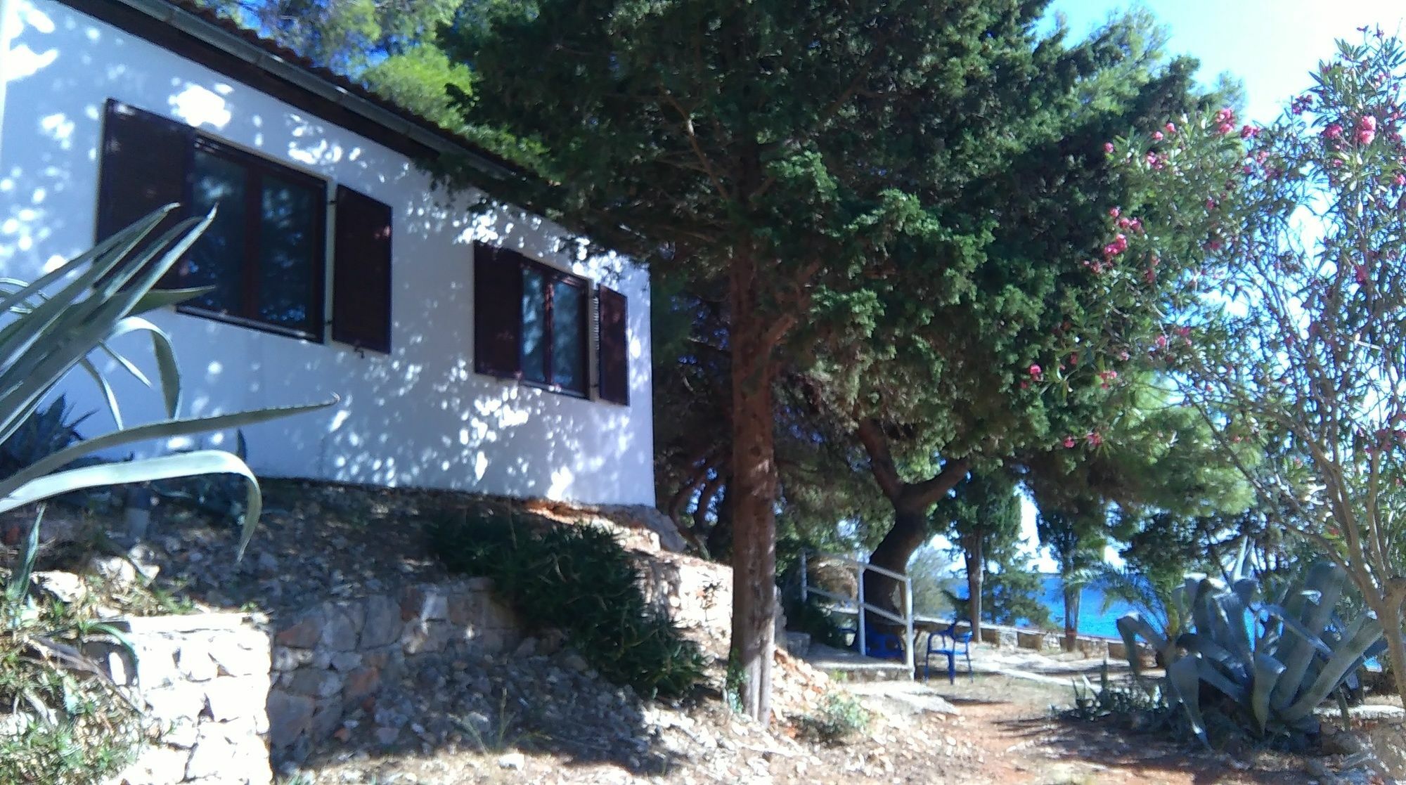 Resort Village T.N. Milna Vis Buitenkant foto