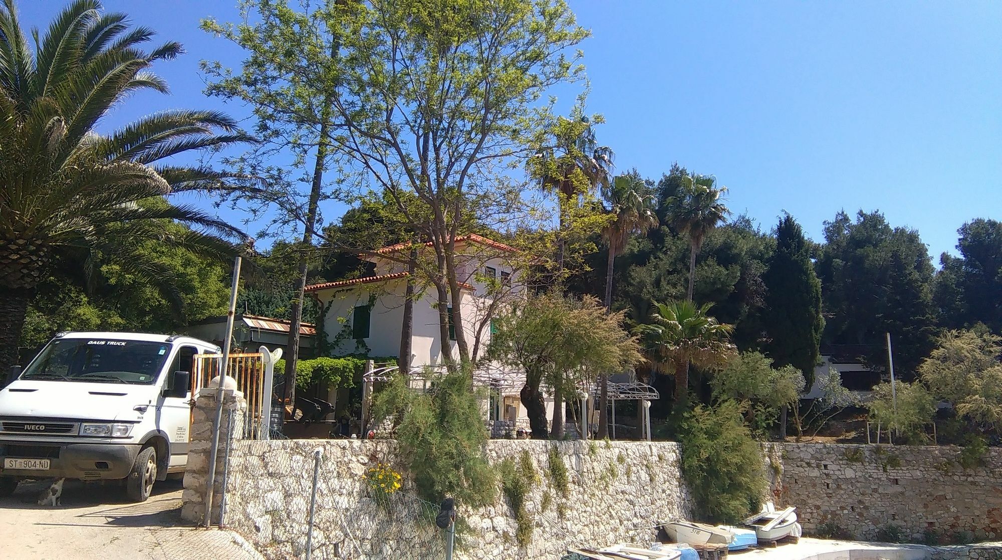 Resort Village T.N. Milna Vis Buitenkant foto