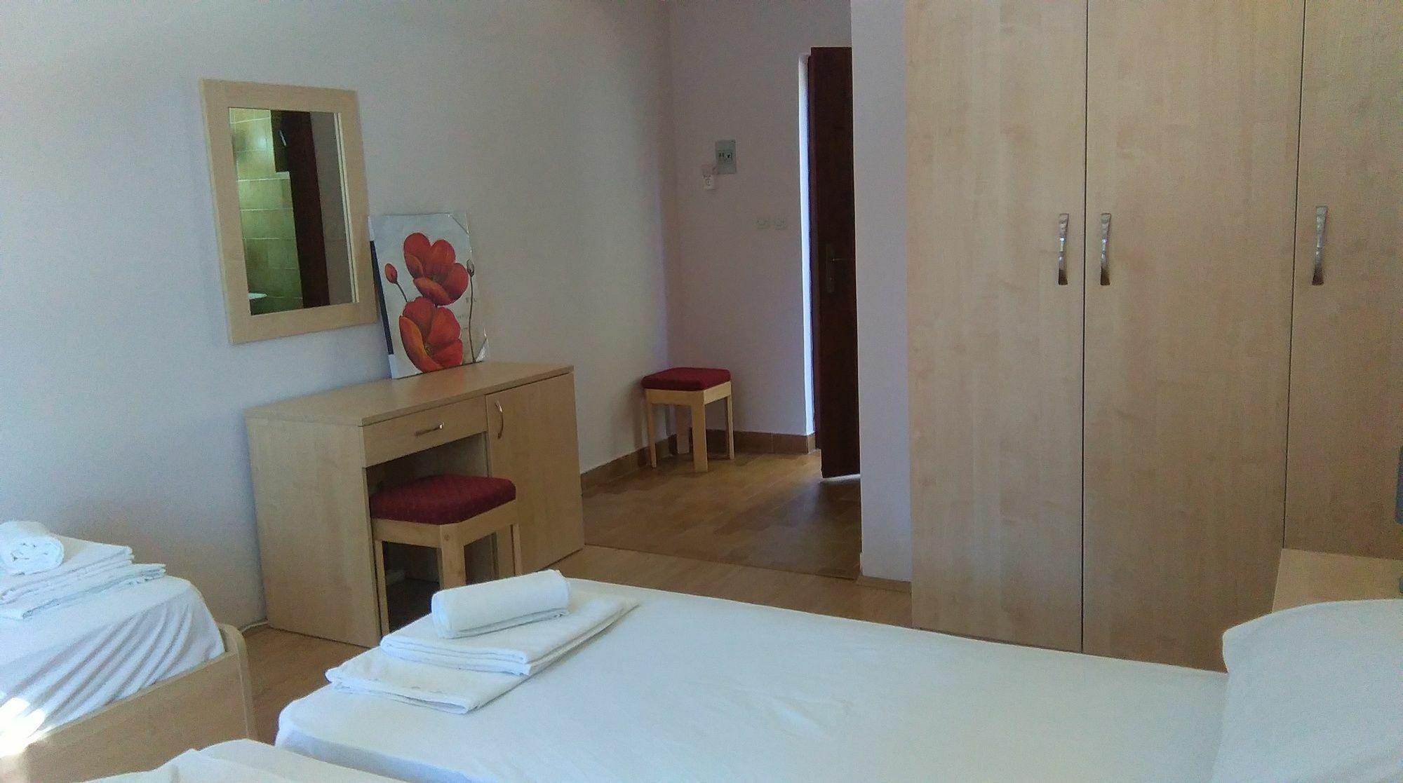 Resort Village T.N. Milna Vis Buitenkant foto