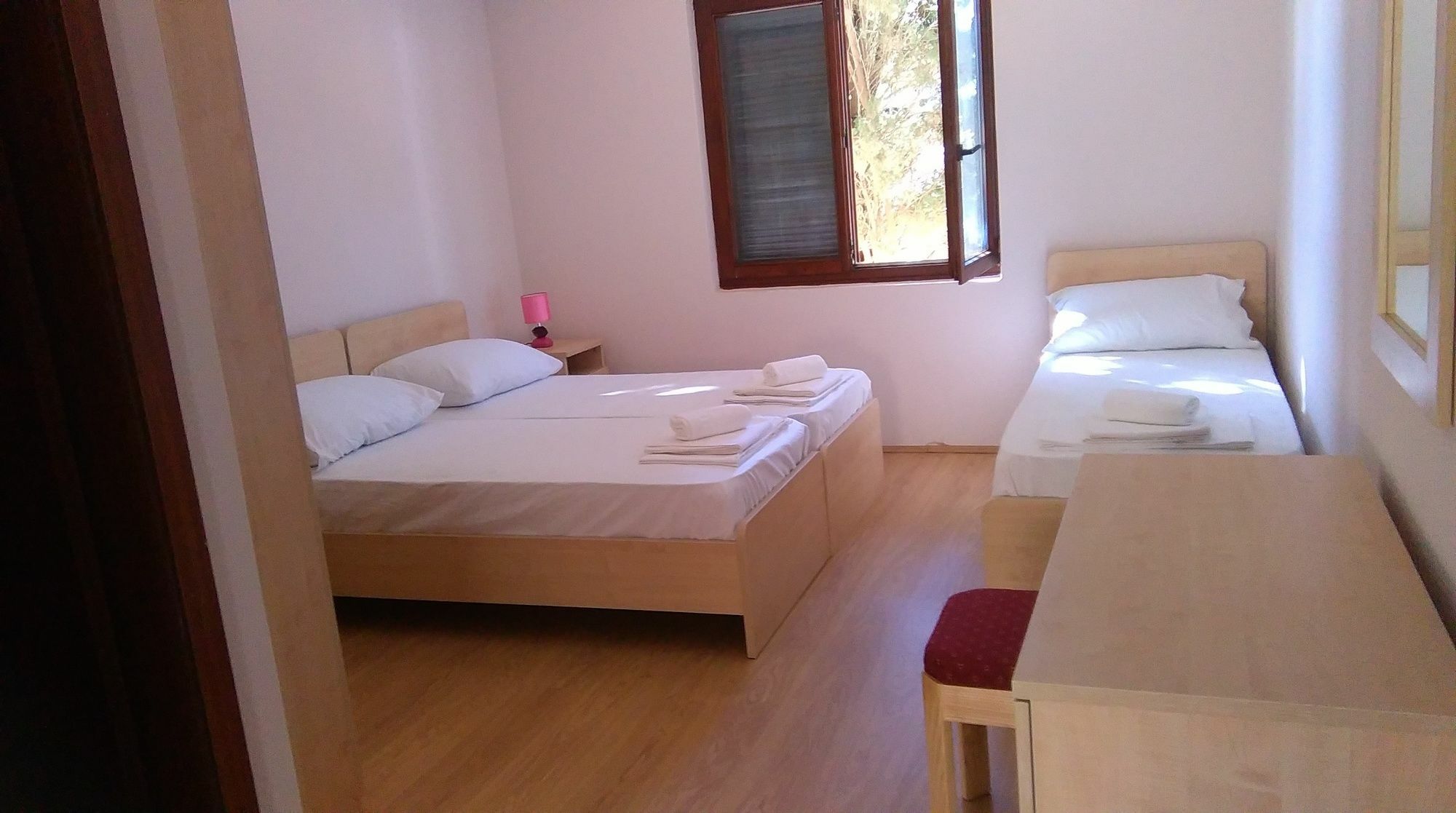 Resort Village T.N. Milna Vis Buitenkant foto